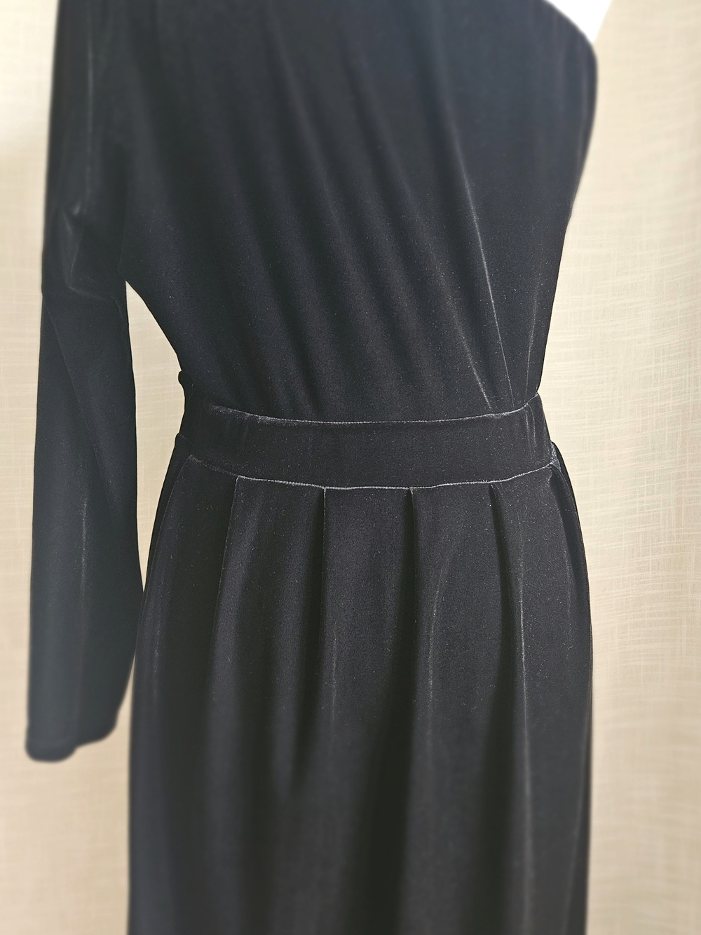 Désir Couture Black Velvet One-Shoulder Maxi Dress with Slit - Picture 8 of 16